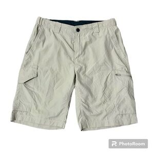 Men’s Columbia Cargo Shorts 30 W 10 L